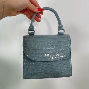 Amazon The Drop Handle Bag